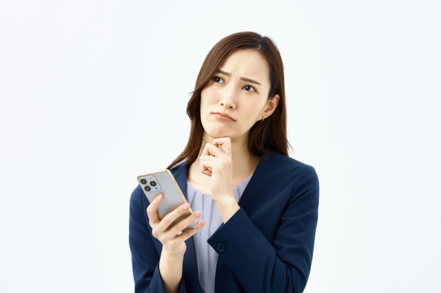 悩む女性